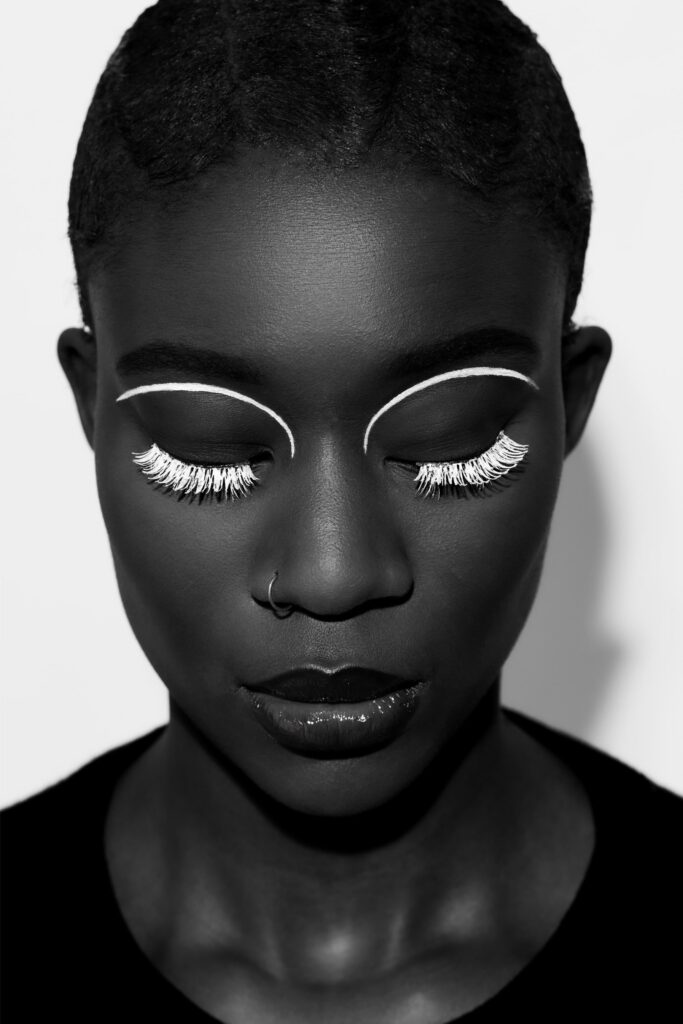 Portrait beauté en noir et blanc d’une femme avec maquillage graphique autour des yeux