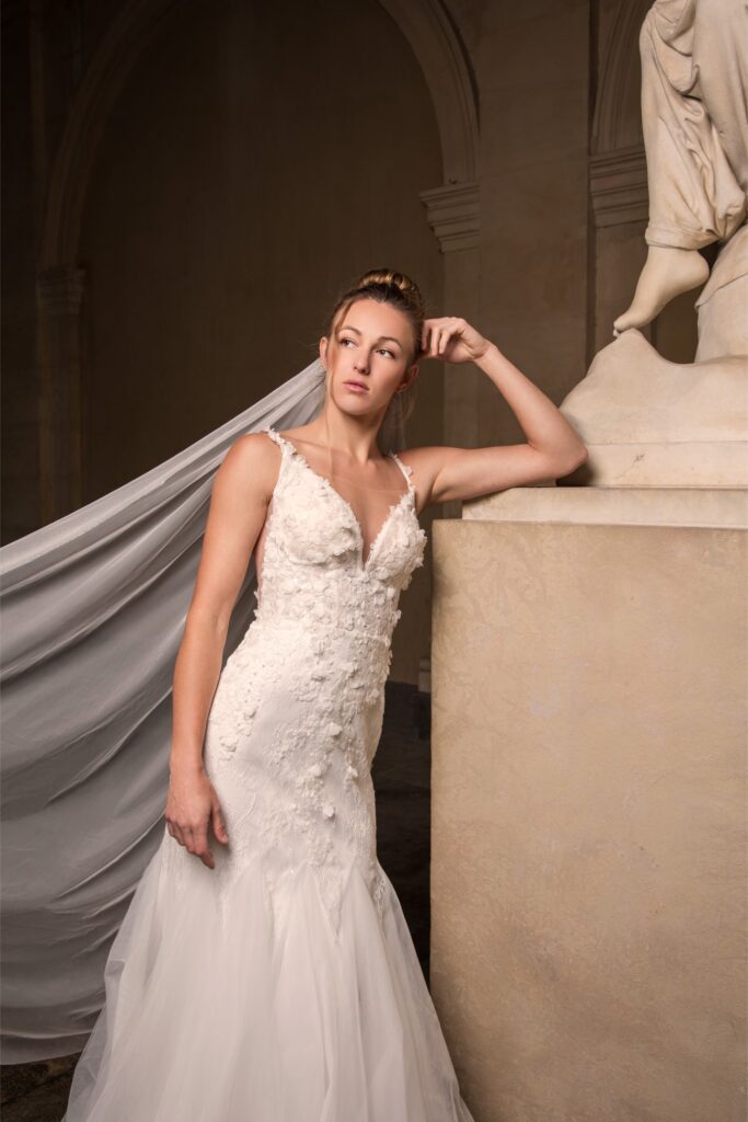 Femme en robe de mariée élégante posant en intérieur, shooting mode mariage haut de gamme à Lyon