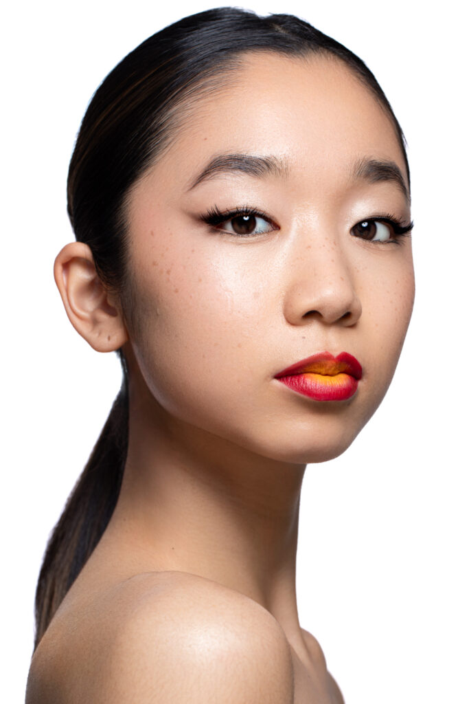Portrait beauté d’une femme de profil avec maquillage minimaliste et fond clair