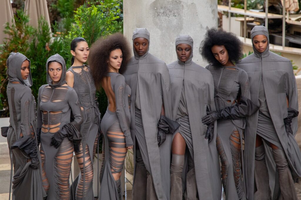 Mannequins Rick Owens en backstage lors d’un défilé de la Fashion Week