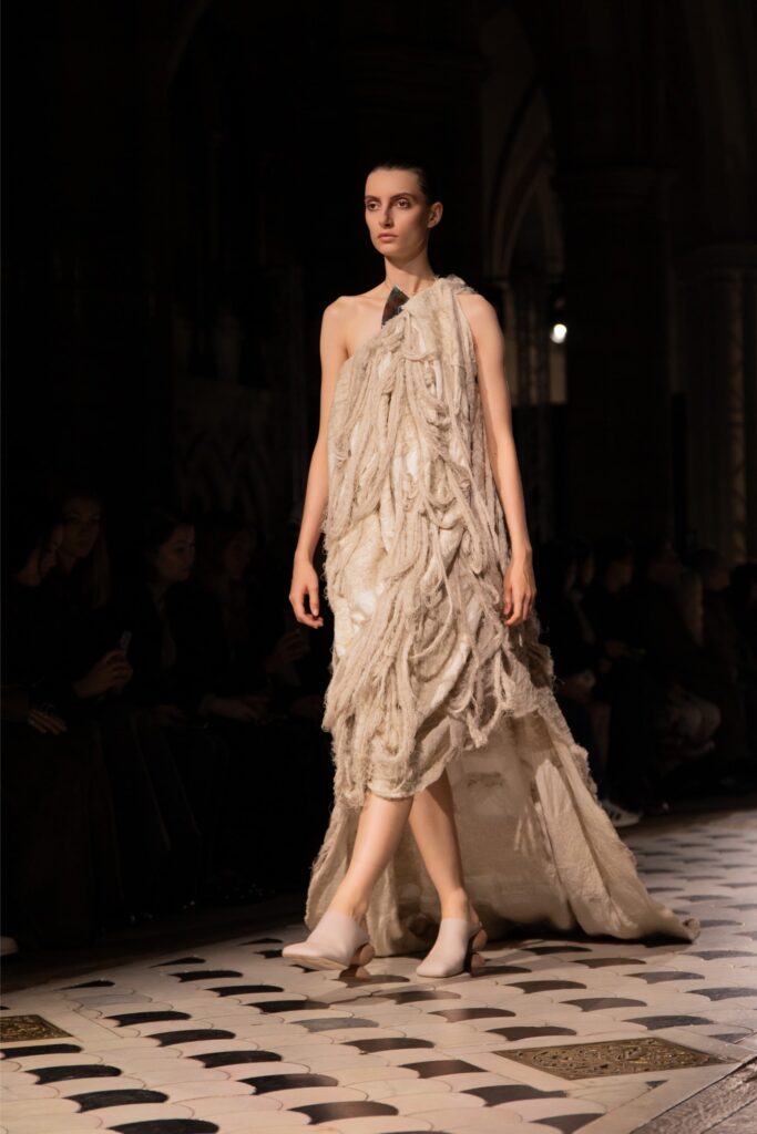 Mannequin défilé Uma Wang robe longue beige Fashion Week