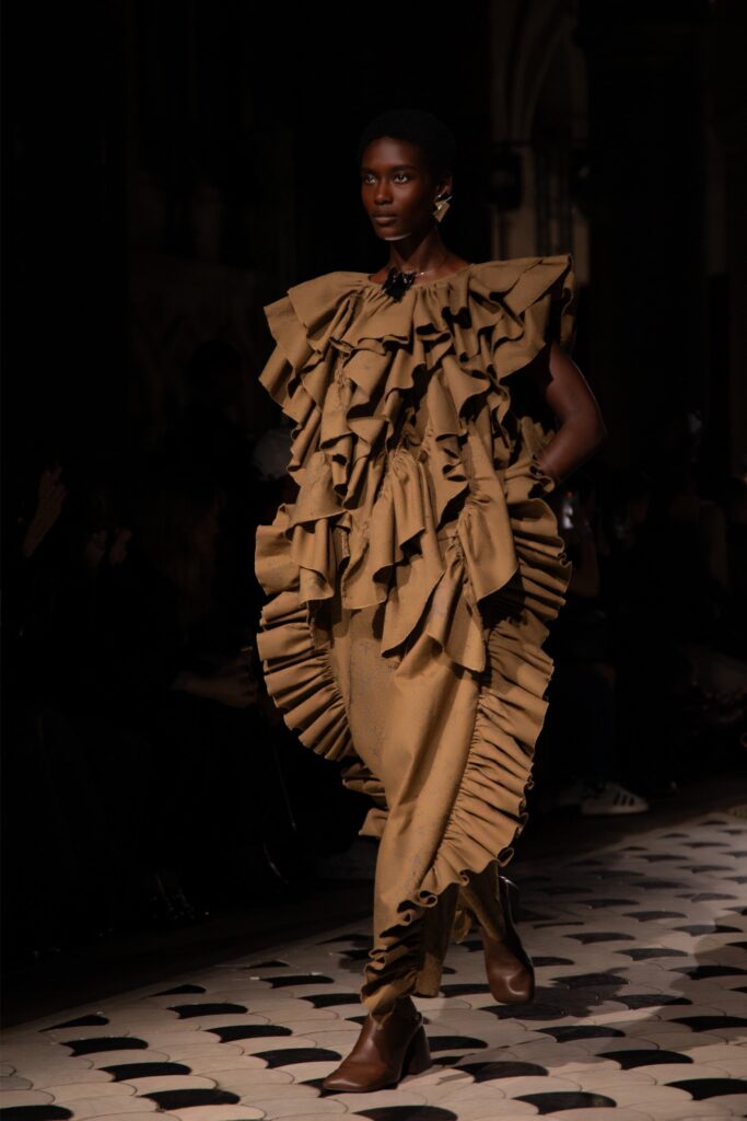 Mannequin portant une robe structurée Uma Wang lors d’un défilé de mode