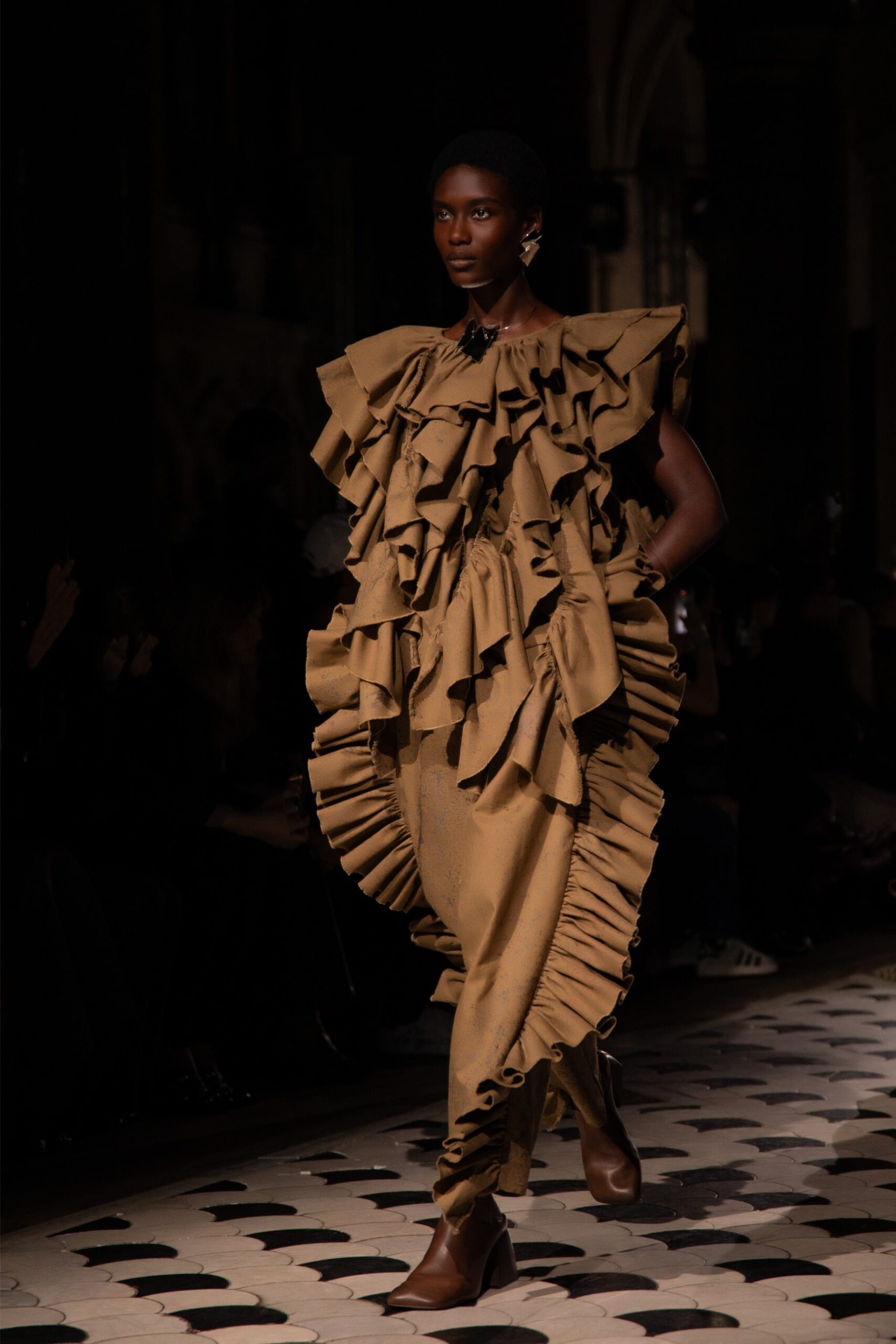 Mannequin portant une robe structurée Uma Wang lors d’un défilé de mode