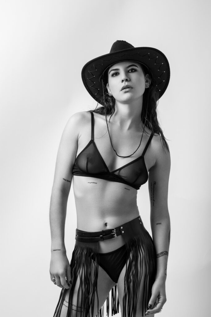 portrait femme lingerie noir et blanc chapeau studio style mode