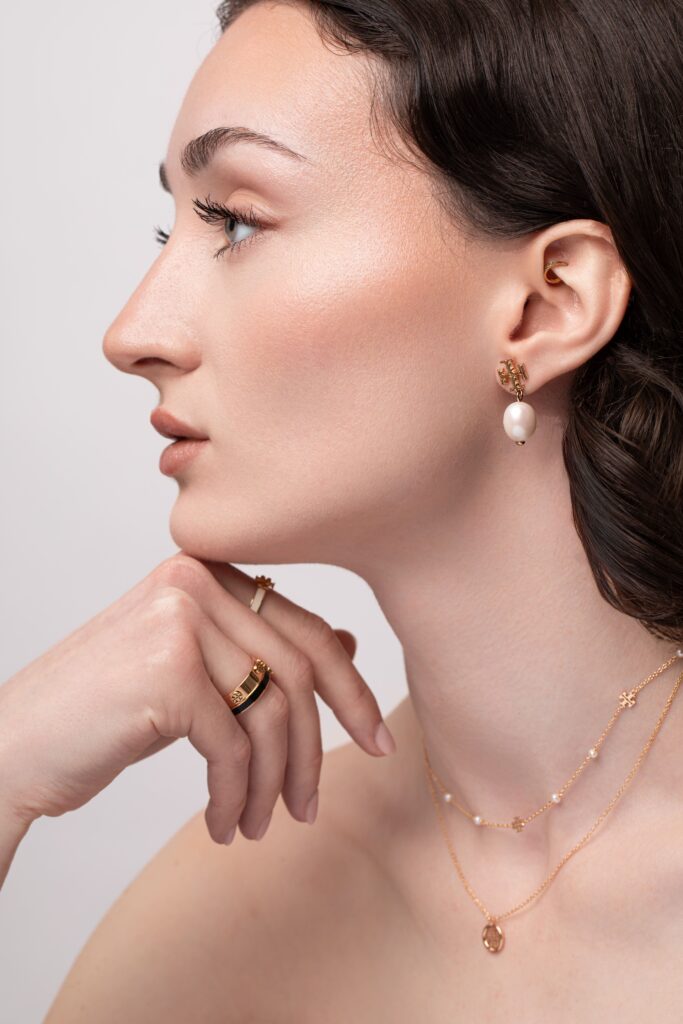 Femme portant des bijoux délicats, portrait de profil en lumière douce