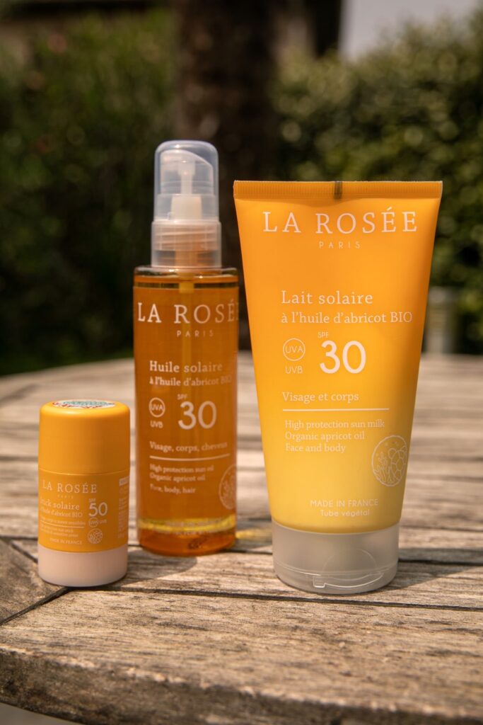 Produits solaires La Rosée posés en extérieur sur une surface naturelle
