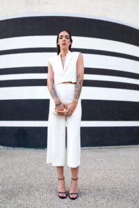 Silhouette femme en tenue blanche, photographie de mode en extérieur, décor architectural graphique