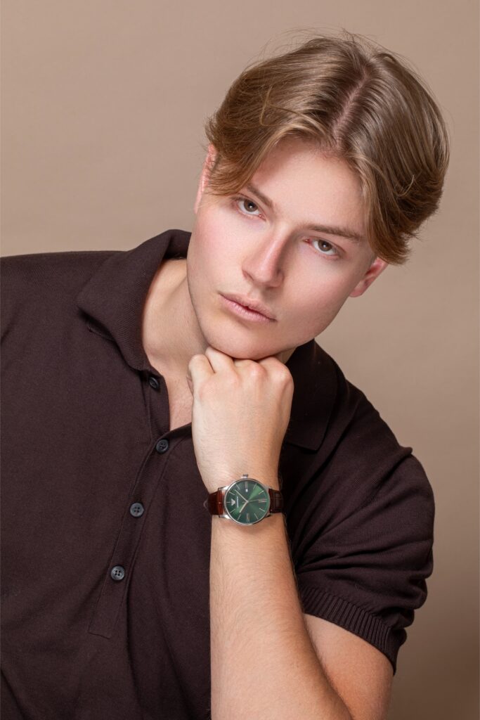 Portrait photo d’homme en studio, lumière douce, regard sérieux, photographie professionnelle