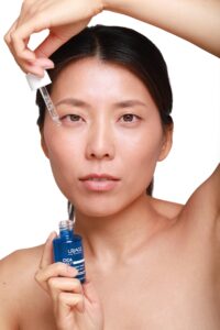 Portrait beauté femme en studio, peau naturelle et lumière douce, photographie beauté professionnelle