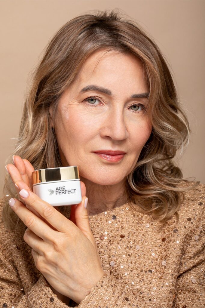 portrait femme tenant un flacon de cosmétiques Patina