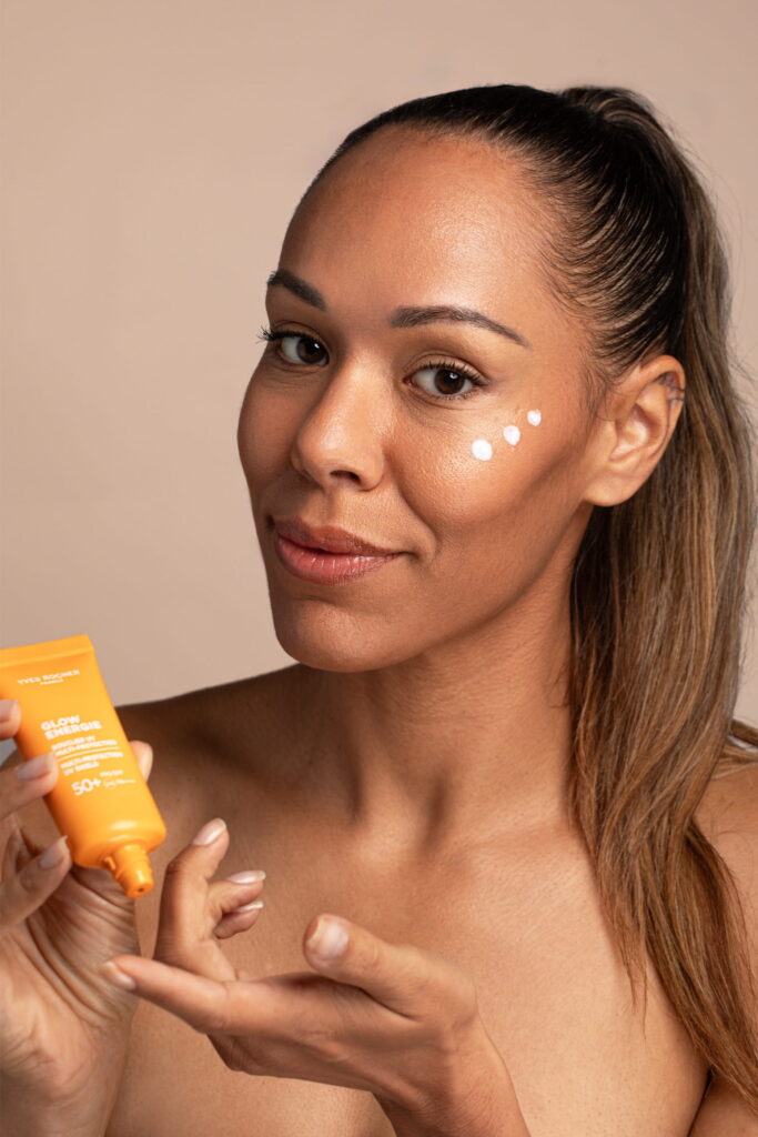 Portrait beauté d’une femme tenant un produit cosmétique Yves Rocher