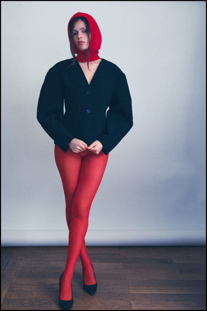 silhouette femme en éditorial prêt-à-porter, tenue noire et rouge, photographie de mode contemporaine
