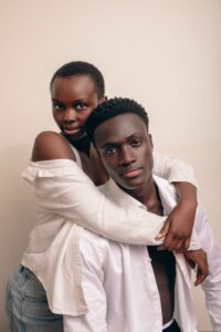 Portrait duo homme femme lifestyle photographie mode couple élégant studio