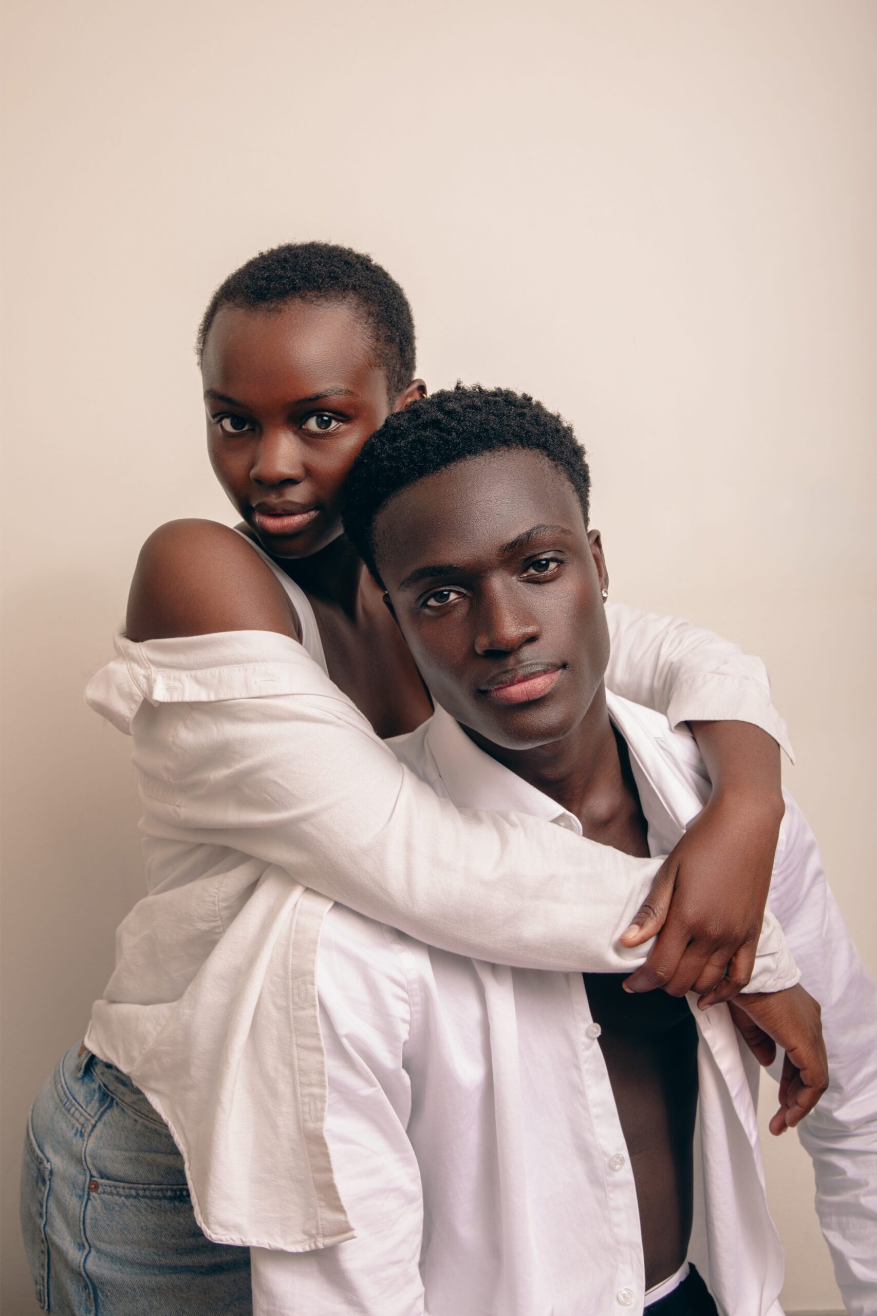Portrait duo homme femme lifestyle photographie mode couple élégant studio