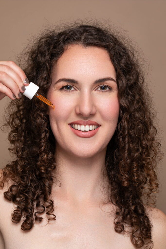 Portrait beauté d’une femme souriante en studio sur fond neutre