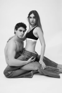 Portrait duo homme femme noir et blanc style minimaliste photographie éditoriale mode