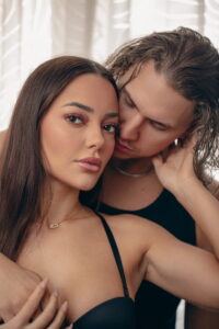 Couple amoureux portrait mode duo femme homme shooting lifestyle romantique