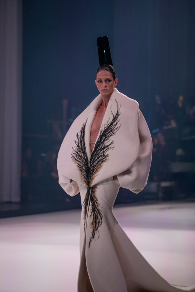 defile haute couture robe blanche volume sculptural podium mode luxe