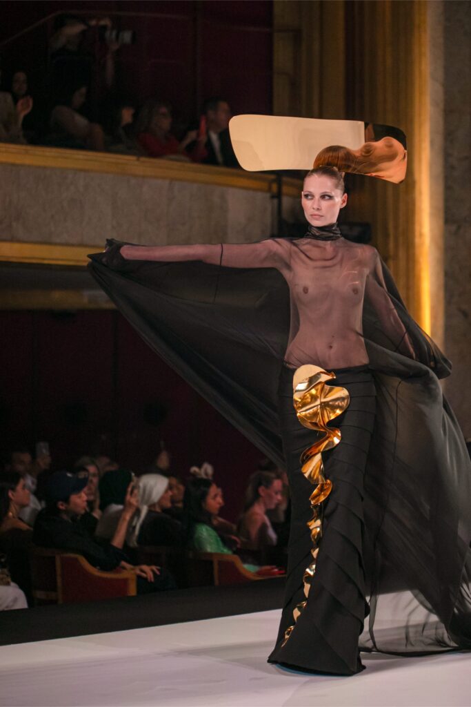 defile haute couture robe noire transparente scene mode podium editorial