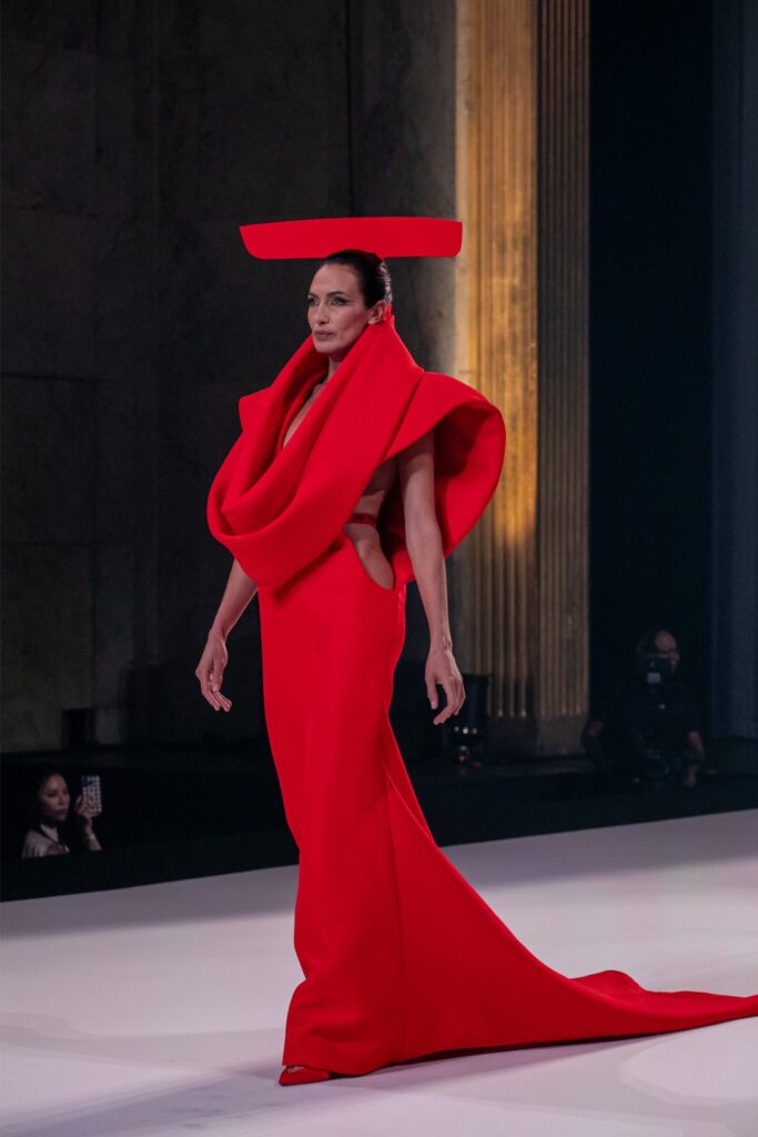 defile haute couture robe rouge volume spectaculaire podium mode luxe