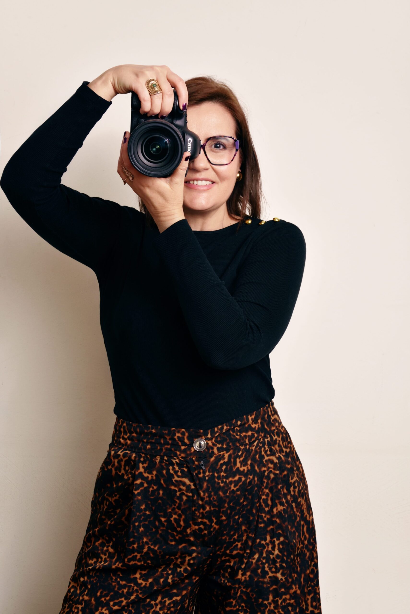 Photographe et vidéaste à Lyon réalisant un portrait en studio, style éditorial mode