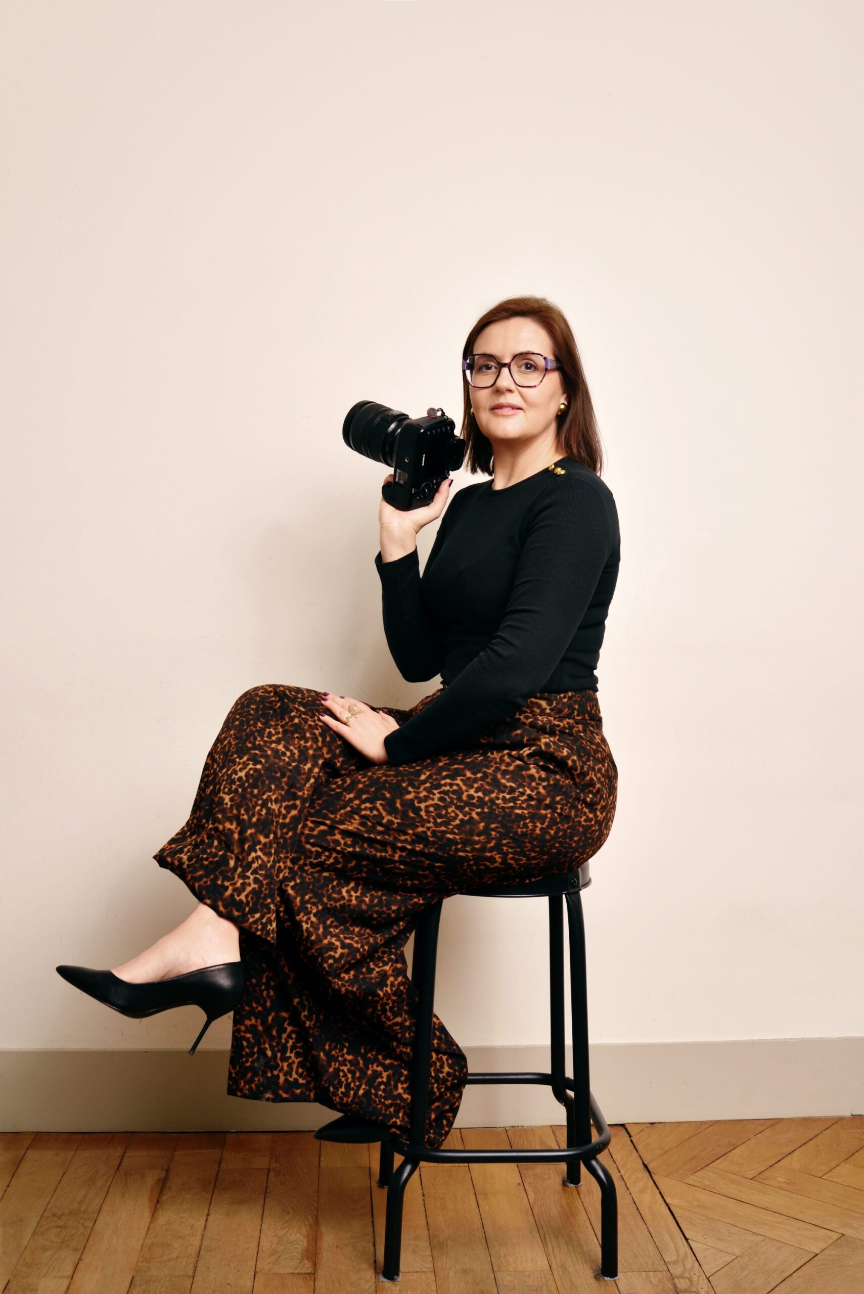 Photographe professionnelle à Lyon en studio, portrait mode avec appareil photo