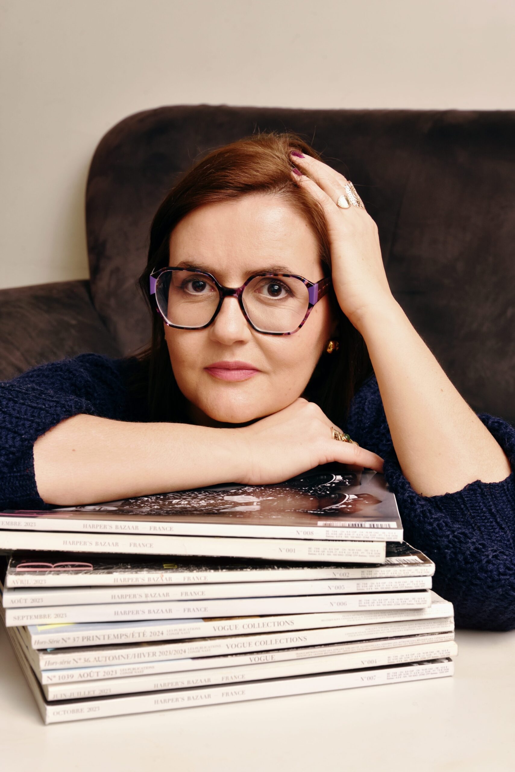 Stéphanie photographe et vidéaste à Lyon, portrait professionnel en studio avec livres