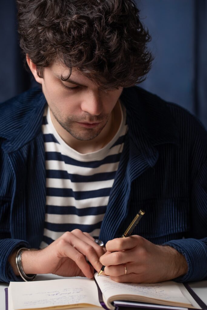 Portrait d'un écrivain et poète écrivant dans un carnet