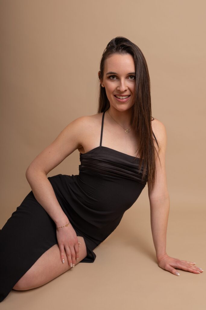 Portrait beauté d’une mannequin femme au regard naturel, photographie headshot en studio avec maquillage naturel.