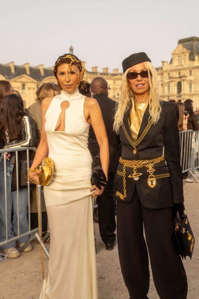photographie street style devant le Louvre pendant la Fashion Week de Paris