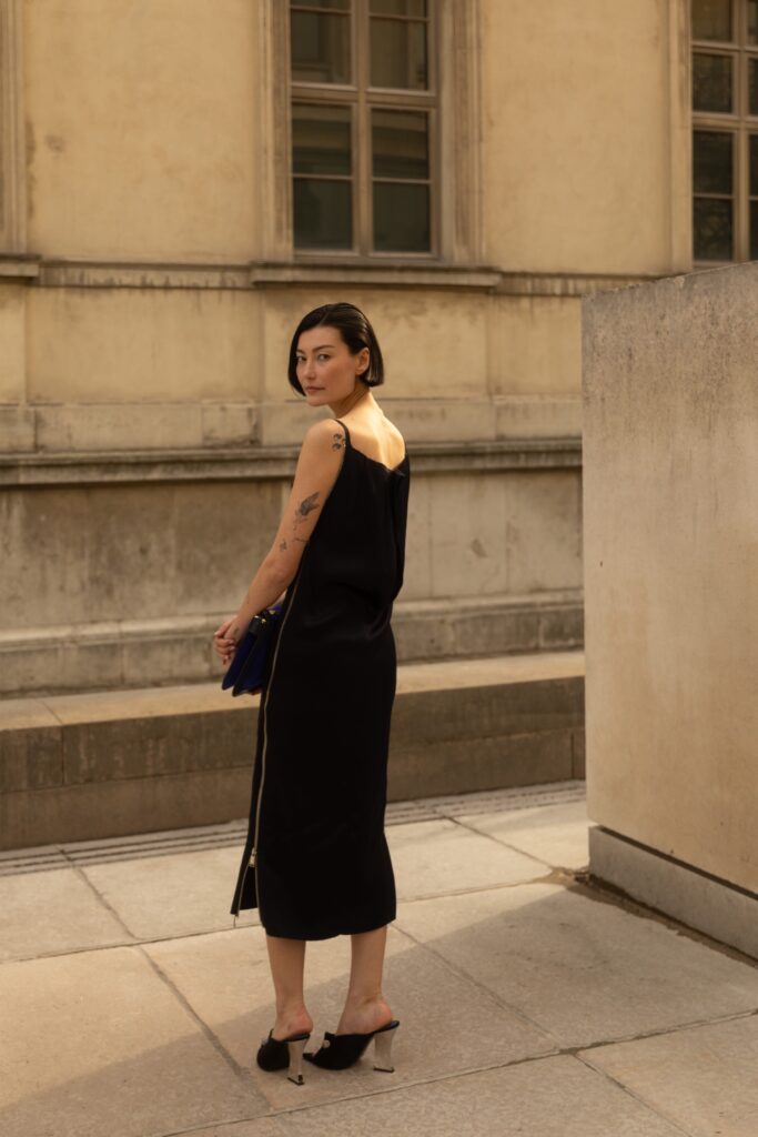 portrait mode éditorial dans une cour parisienne devant une architecture classique