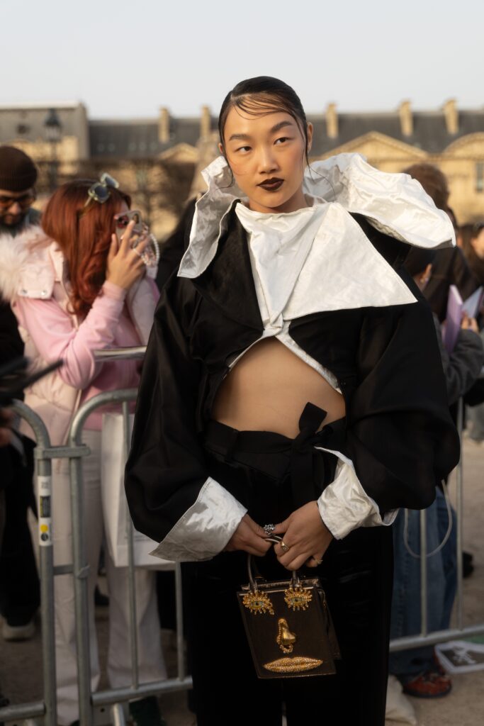street style féminin devant le Louvre pendant la Fashion Week de Paris
