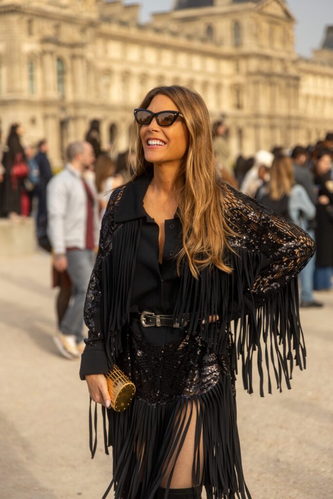 portrait street style devant le Louvre pendant la Fashion Week de Paris