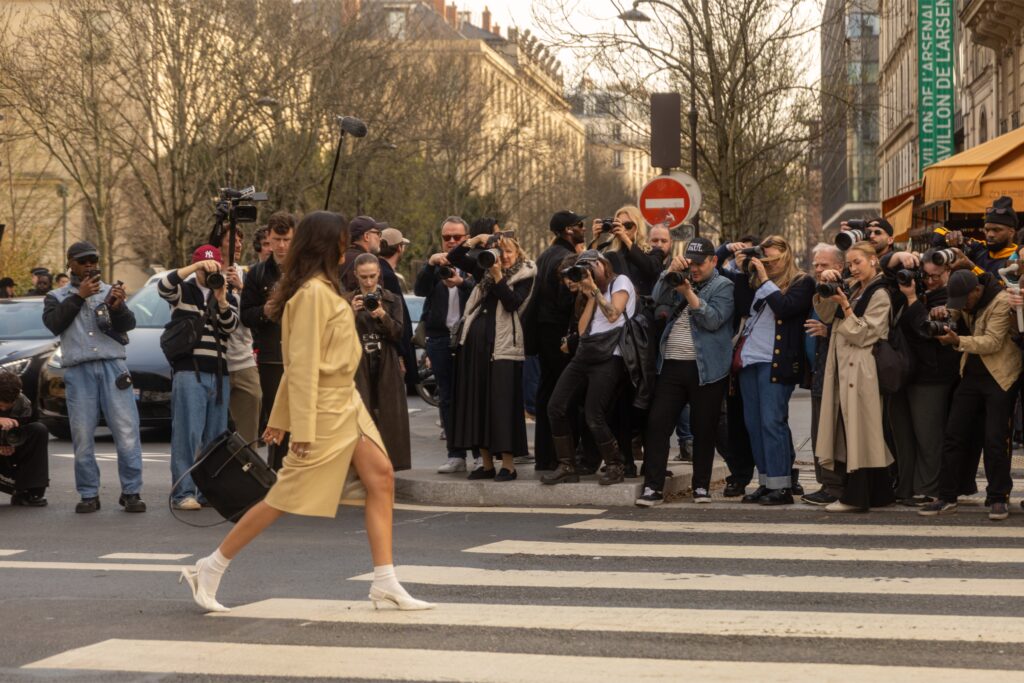 street style pendant la Fashion Week de Paris avec photographes de mode